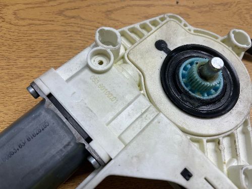 RANGE ROVER SPORT TDV6 L320 DRIVER SIDE REAR WINDOW MOTOR 0536010001